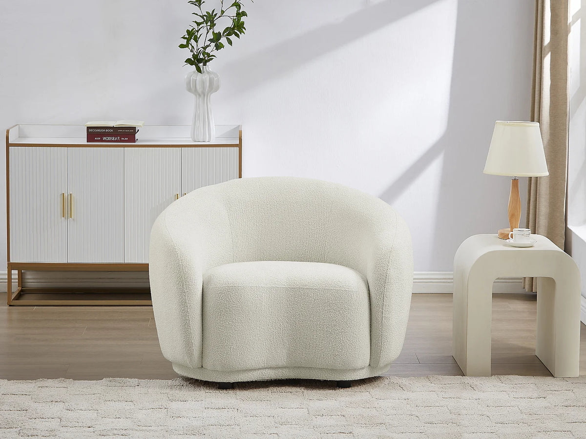Fauteuil Japandi enveloppant en bouclette blanc ivoire avec pieds en bois - Bovana