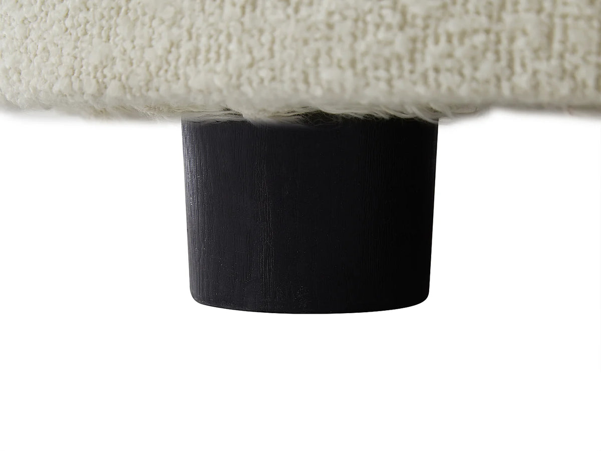 Fauteuil Japandi enveloppant en bouclette blanc ivoire avec pieds en bois - Bovana