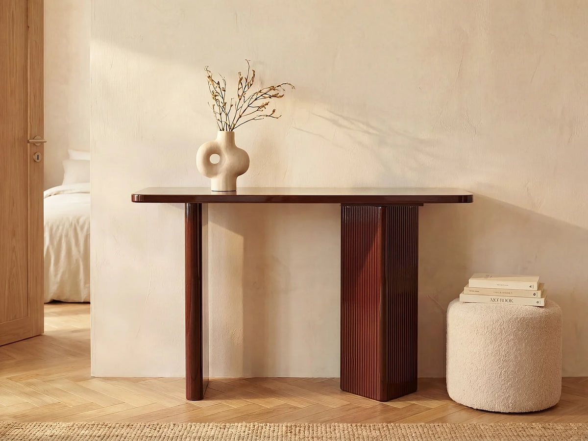 Console Japandi à pieds asymétriques cannelés en MDF laqué bordeaux 120 x 76 cm - Kaveline