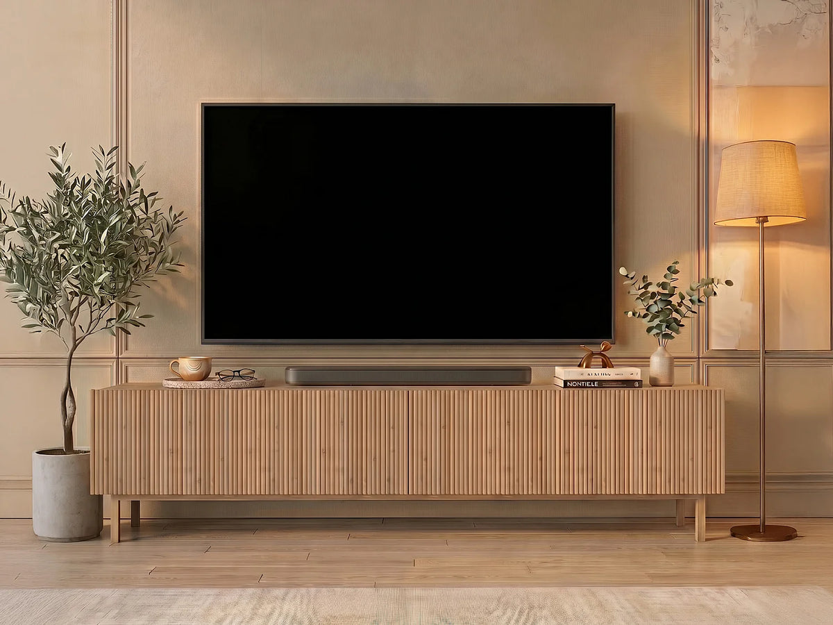 Meuble TV Japandi 2 portes rainurées effet bois naturel clair pieds hêtre 180 x 43,5 cm - Zumeya
