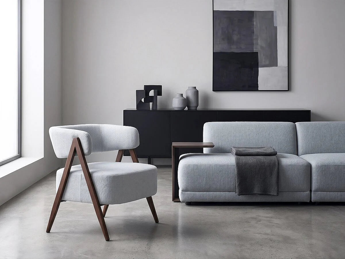 Fauteuil Japandi en tissu gris clair et structure effet bois - Astra