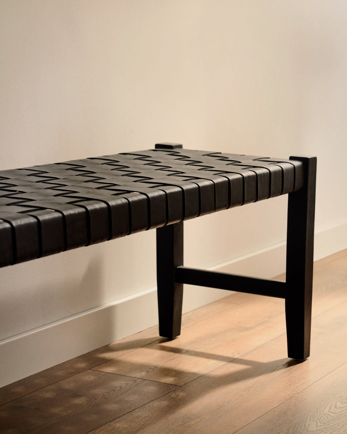 Banc Japandi en cuir tressé et bois d'acajou finition noire 120 cm - Calixta