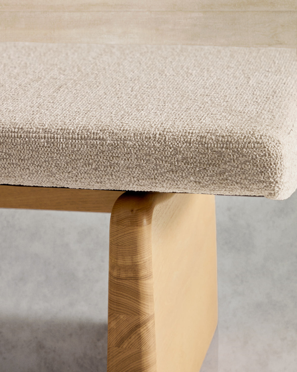 Banc Japandi en chenille beige et bois de frêne finition naturelle 150 cm - Topaz