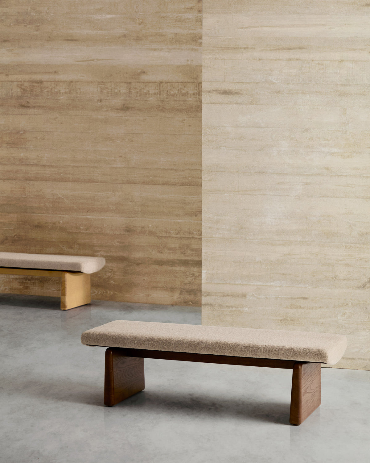 Banc Japandi en chenille beige et bois de frêne finition noyer 150 cm - Topaz