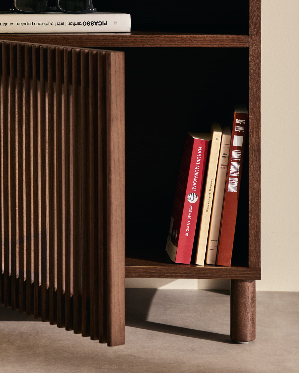 Table de nuit Japandi en placage et bois de frêne finition ton noyer 53 x 62,5 cm - Beyla