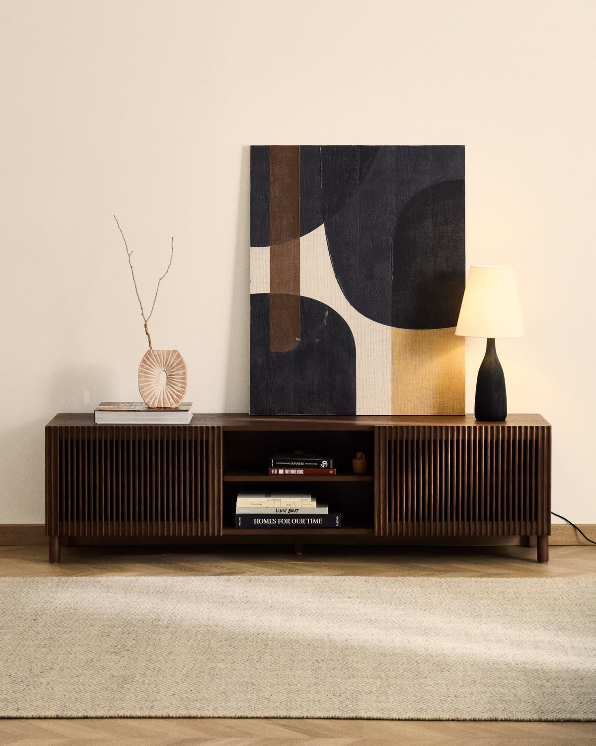 Meuble TV Japandi 2 portes en placage et bois de frêne finition ton noyer 180 x 49,5 cm - Beyla