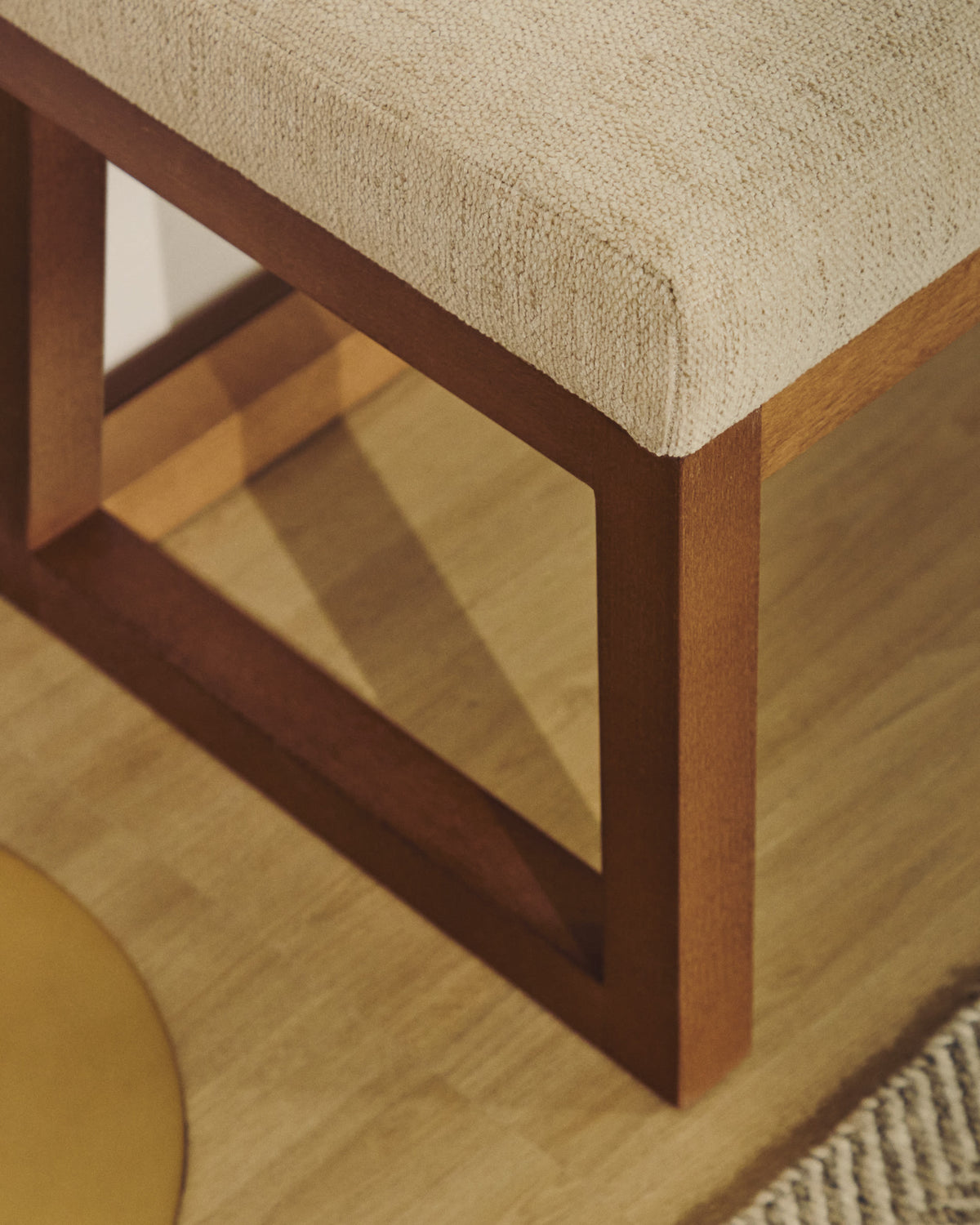 Banquette Japandi en chenille beige et bois de hêtre finition ton noyer 128 cm - Loya