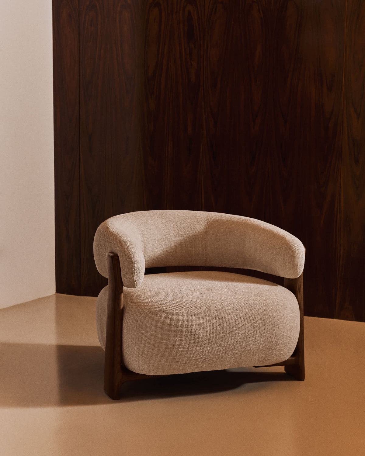 Fauteuil Japandi en tissu chenille beige et pieds en bois de frêne finition noyer - Granite