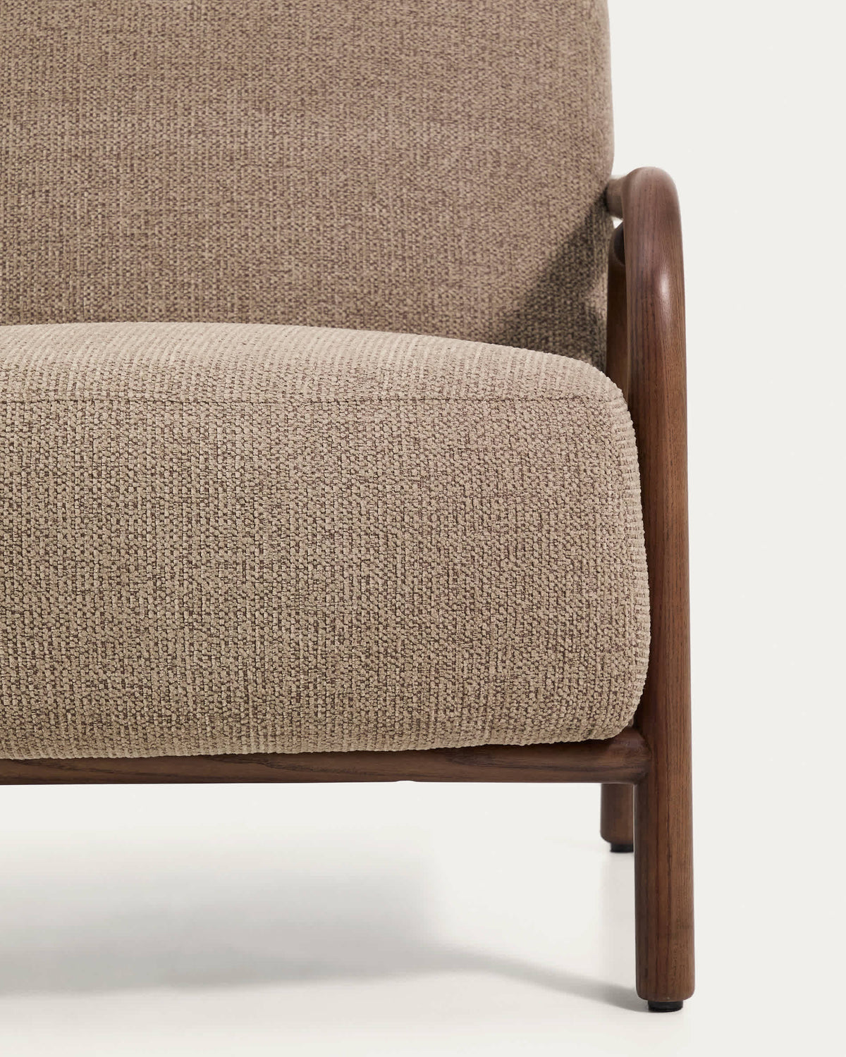 Fauteuil Japandi en tissu chenille taupe et bois de frêne avec finition ton noyer - Sylo
