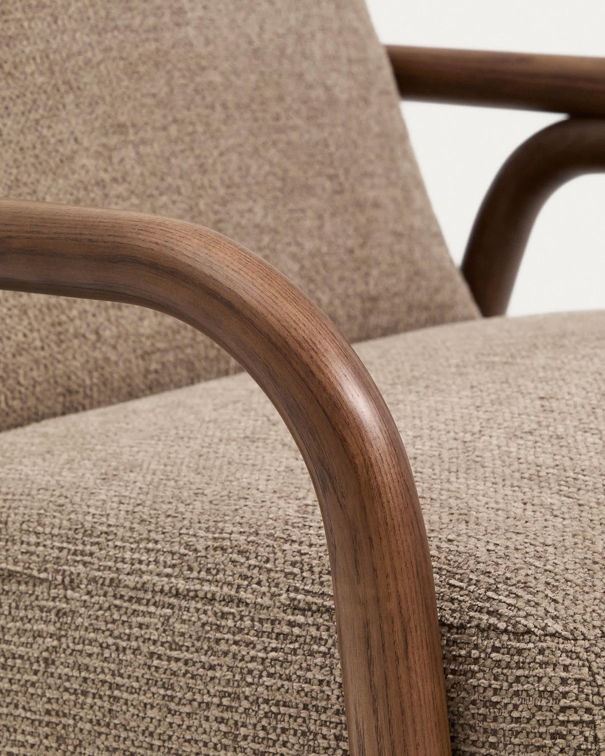 Fauteuil Japandi en tissu chenille taupe et bois de frêne avec finition ton noyer - Sylo