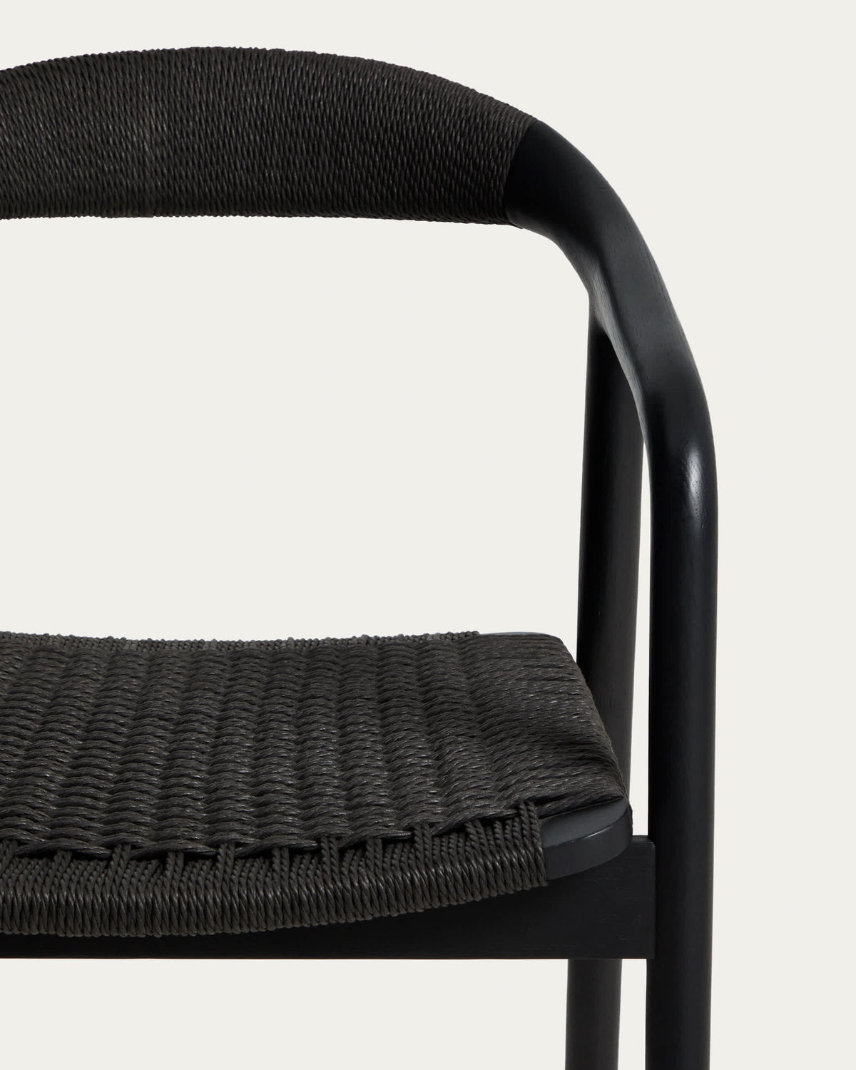 Chaise Japandi en bois de chêne avec finition noire et corde en papier noire - Derile