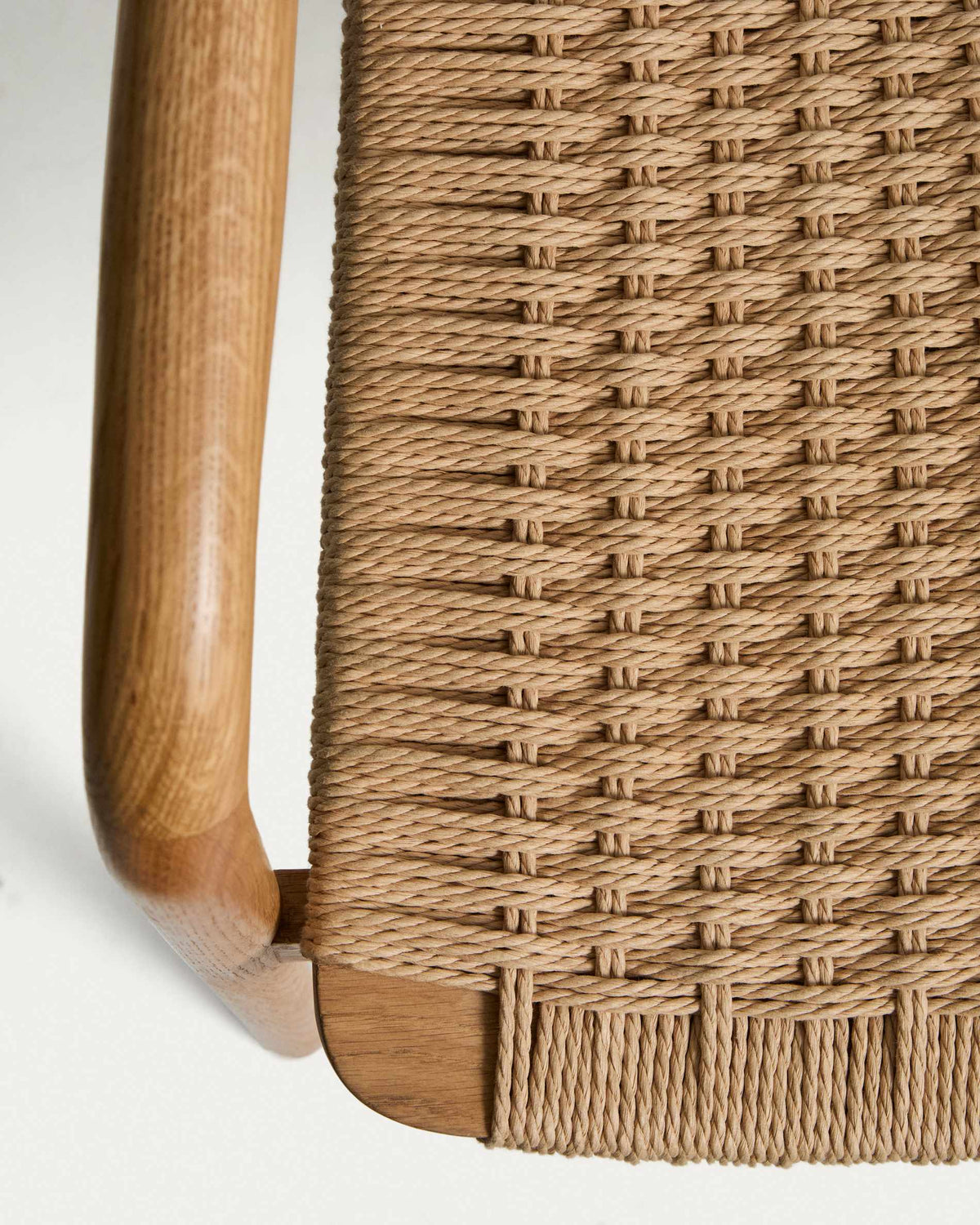 Chaise Japandi en bois de chêne avec finition ton naturel et corde en papier beige - Derile