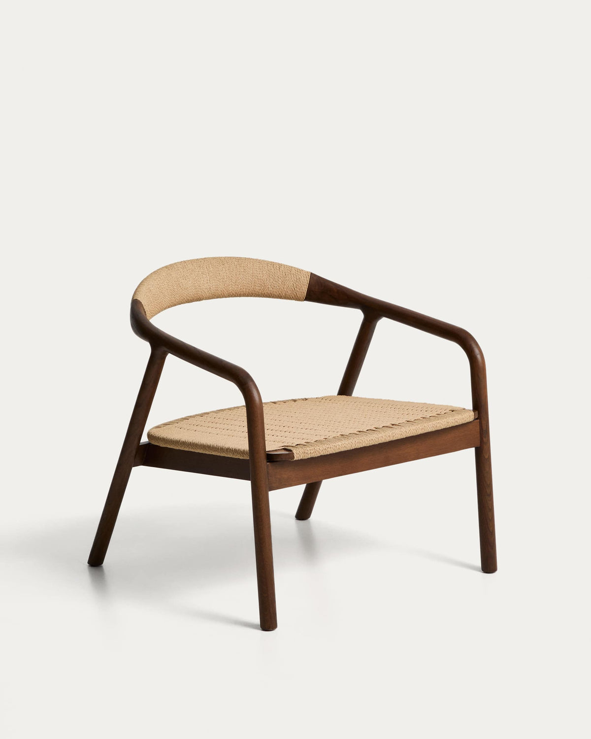 Fauteuil Japandi en bois de chêne avec finition noyer et corde en papier beige - Derile