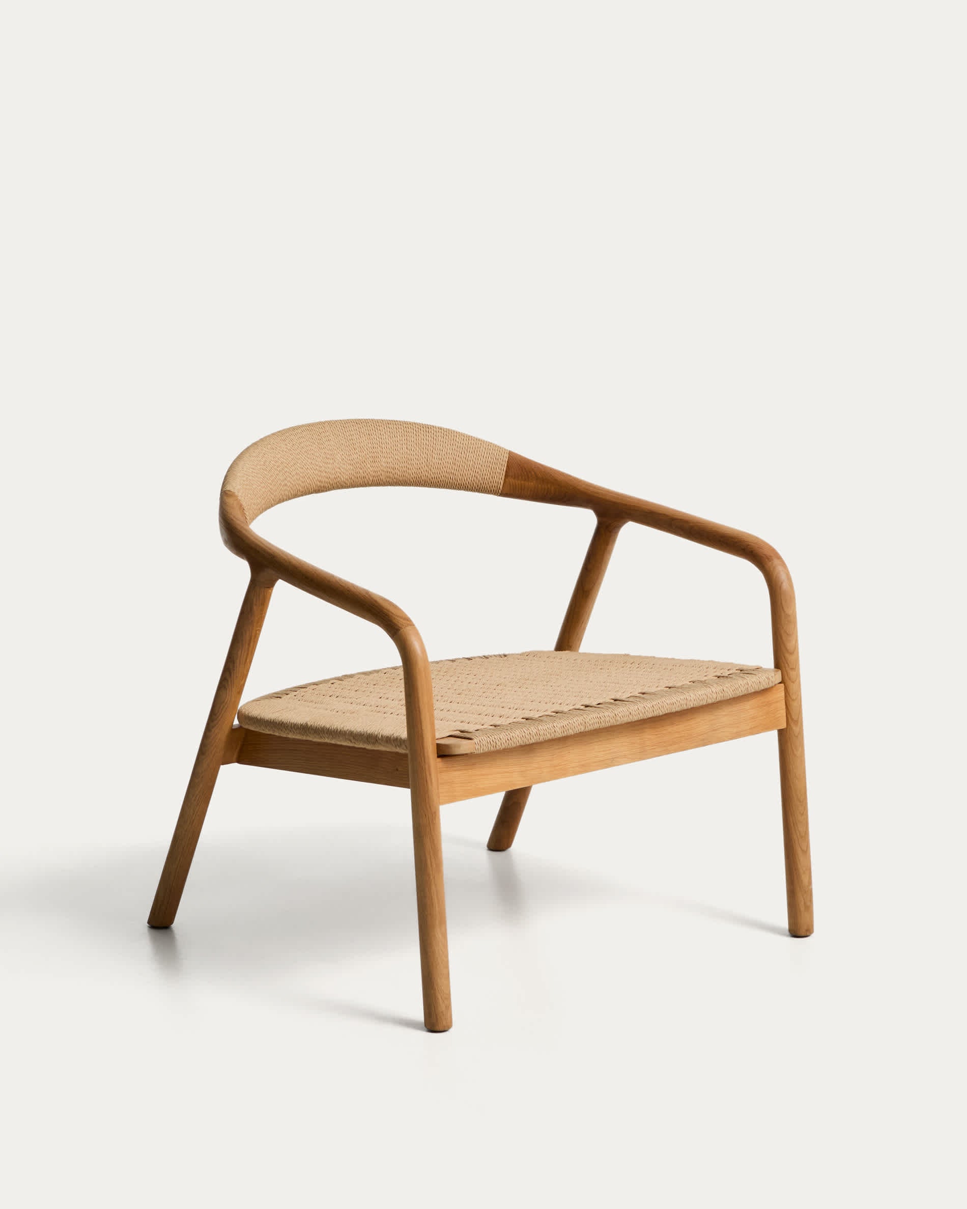 Fauteuil Japandi en bois de chêne avec finition ton naturel et corde en papier beige - Derile