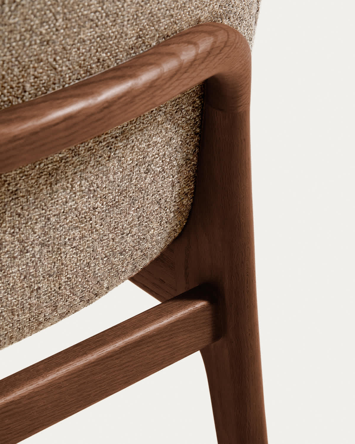 Chaise Japandi avec accoudoirs en chenille marron et pieds en bois de chêne finition noyer - Elnor