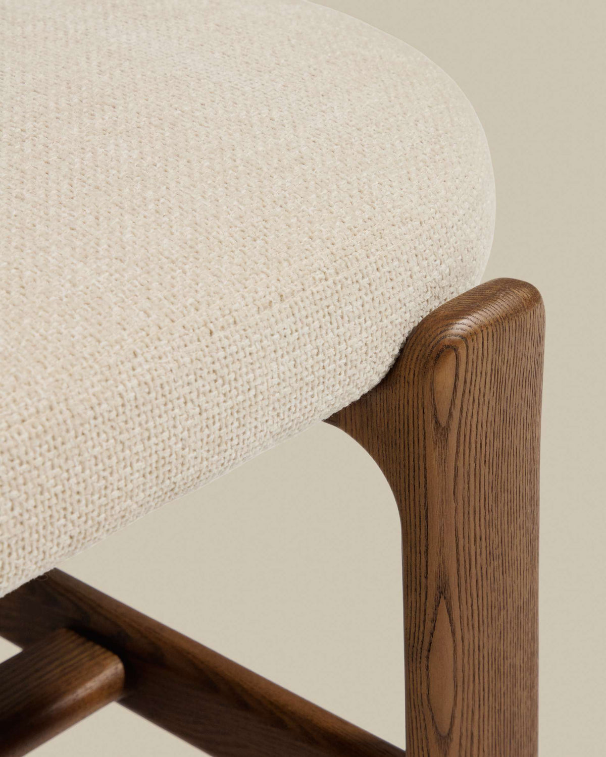 Banc Japandi en chenille beige et bois de frêne finition ton noyer 120 cm - Granite