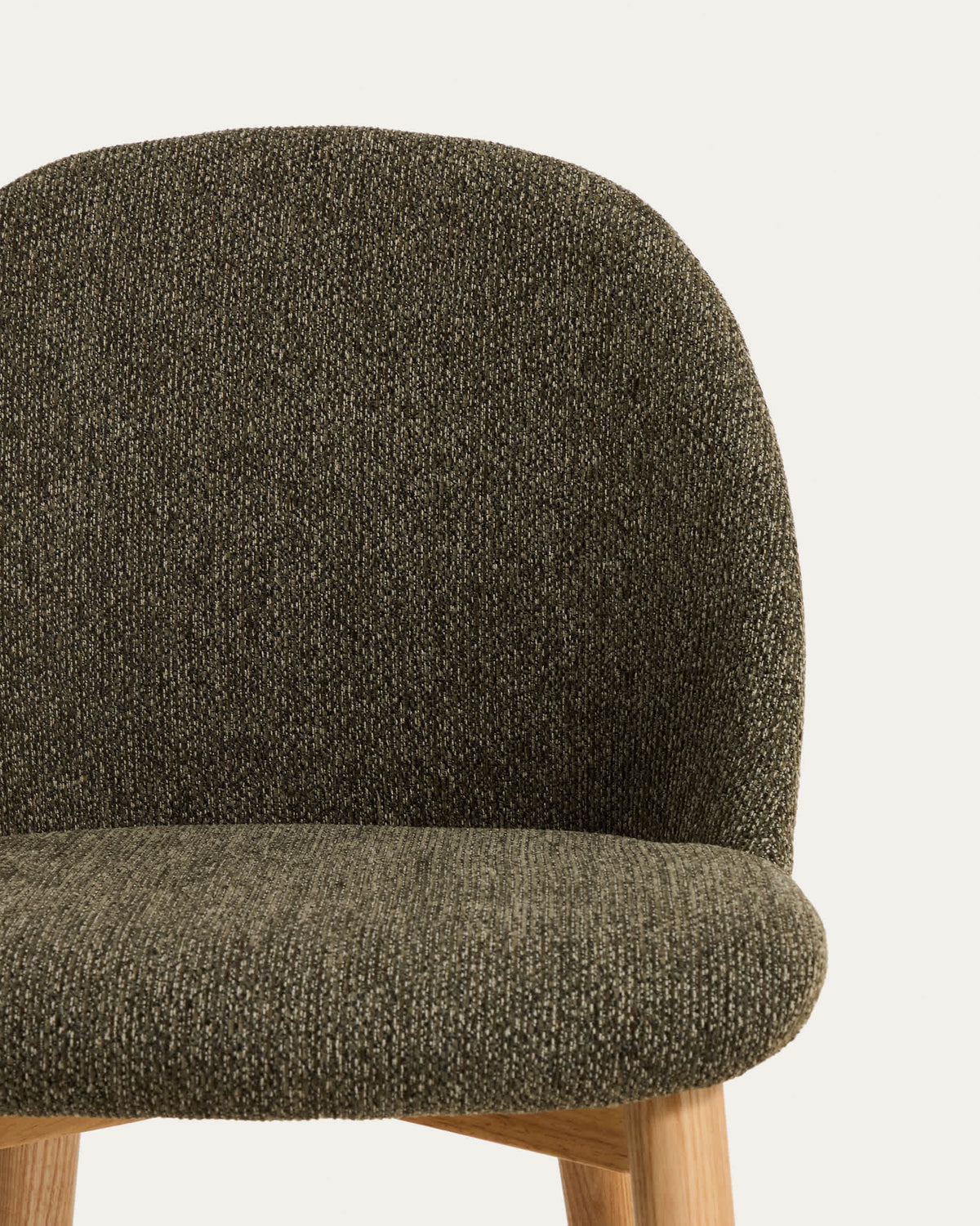 Chaise Japandi en chenille verte et pieds en bois de frêne avec finition ton naturel - Meila