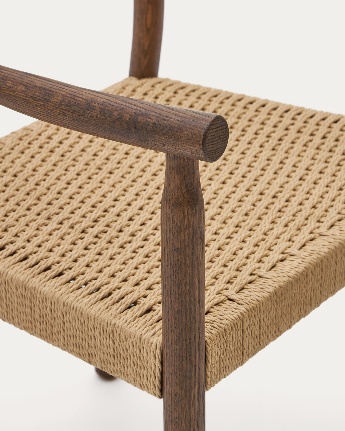 Chaise Japandi en bois de chêne massif avec finition noyer et assise en corde - Yalia
