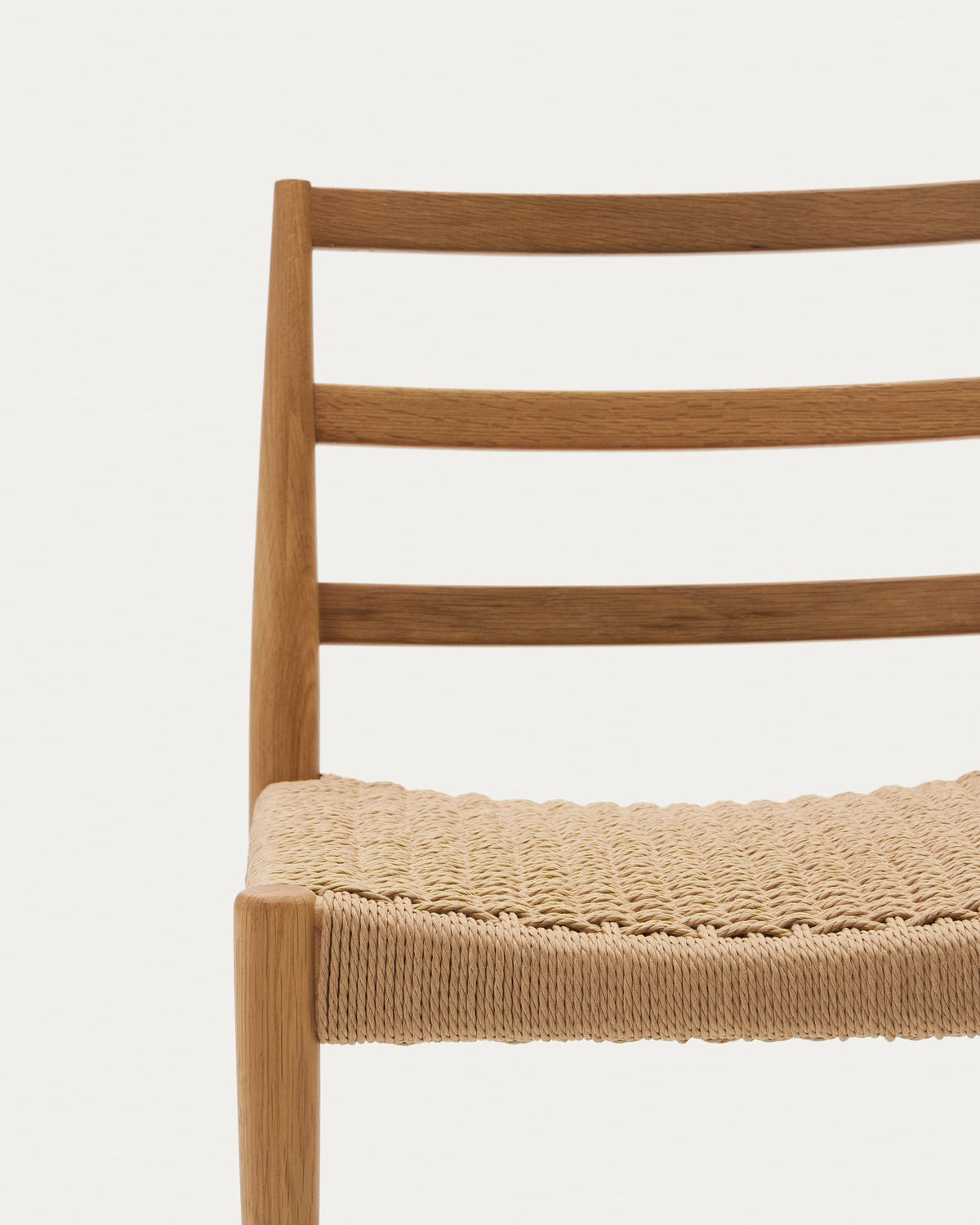 Chaise Japandi en bois de chêne massif avec finition naturelle et assise en corde - Analy