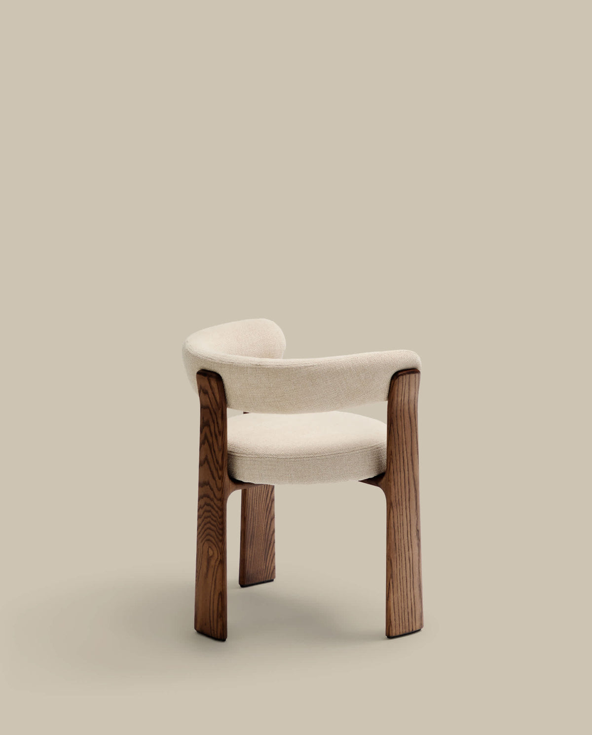 Chaise Japandi à 3 pieds en tissu chenille beige et bois de frêne finition noyer - Granite