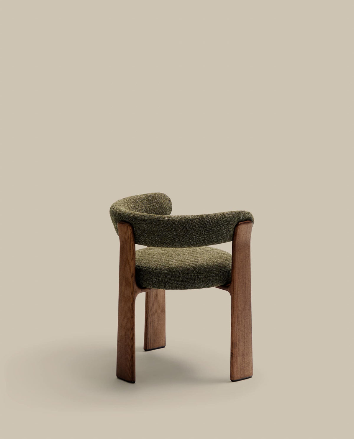 Chaise Japandi à 3 pieds en tissu chenille vert et bois de frêne finition noyer - Granite