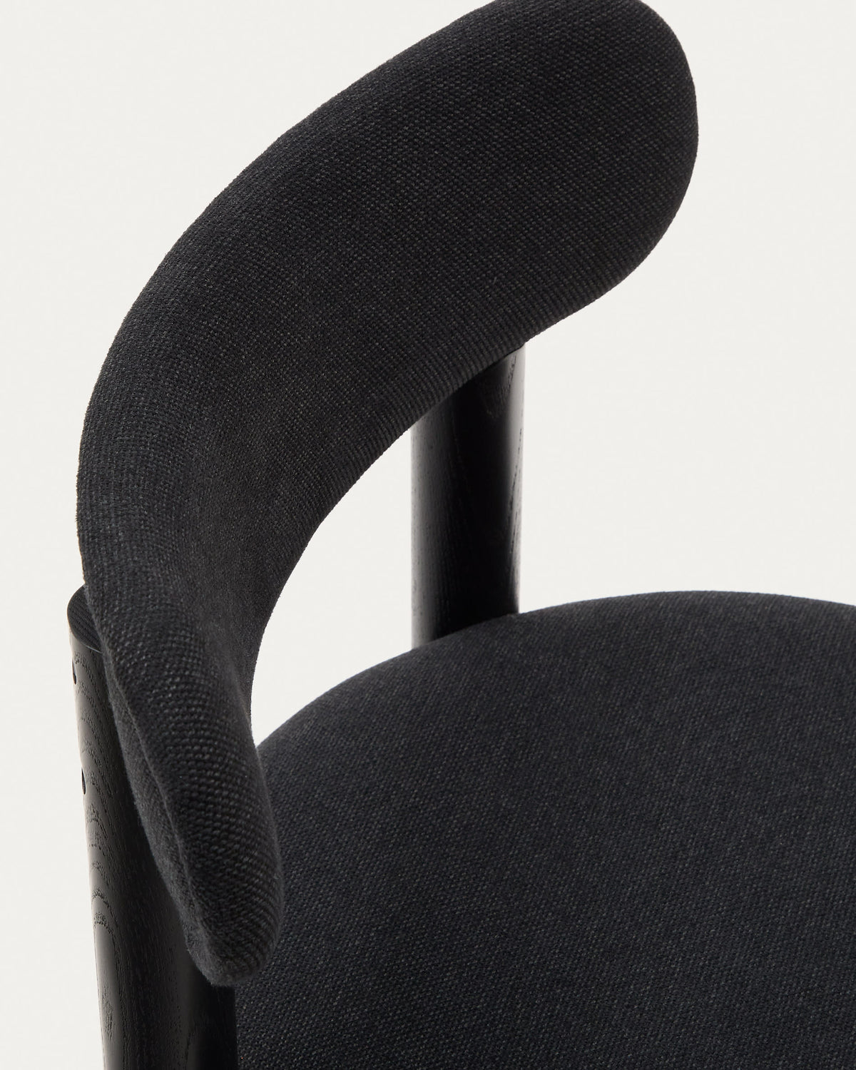 Chaise Japandi en tissu chenille noir et structure en bois de chêne finition noire - Nebai