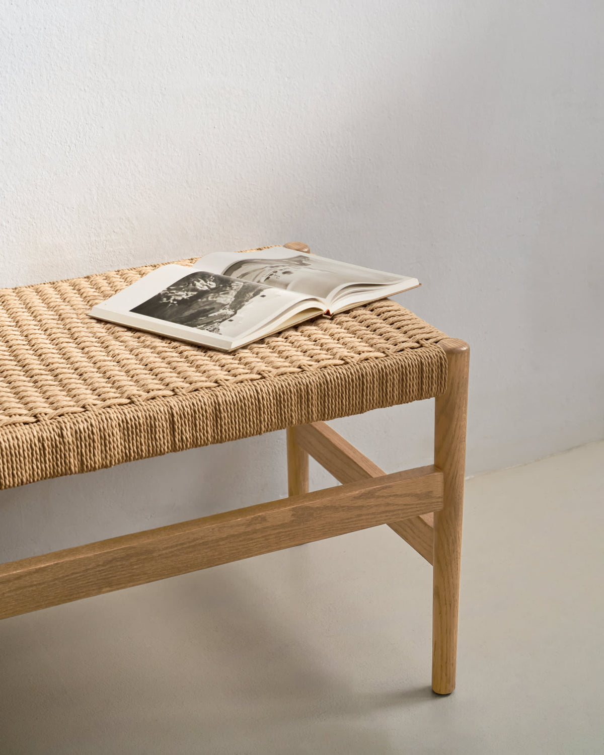 Banc Japandi en chêne massif finition naturelle et assise en corde 120 cm - Zaide
