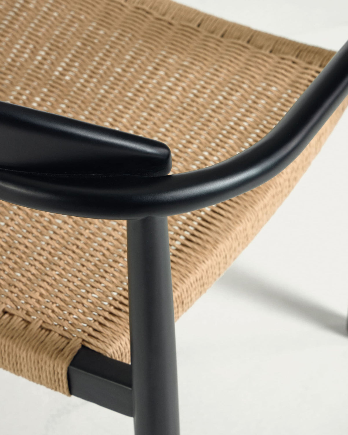 Chaise Japandi en bois d'acacia finition noire et corde en papier beige - Nina