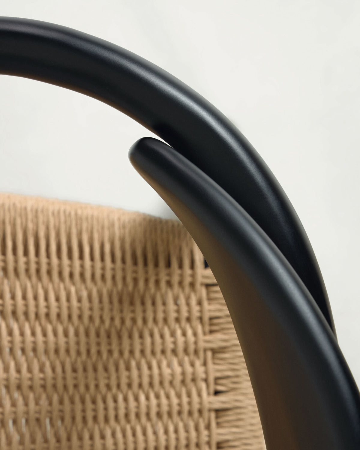Chaise Japandi en bois d'acacia finition noire et corde en papier beige - Nina