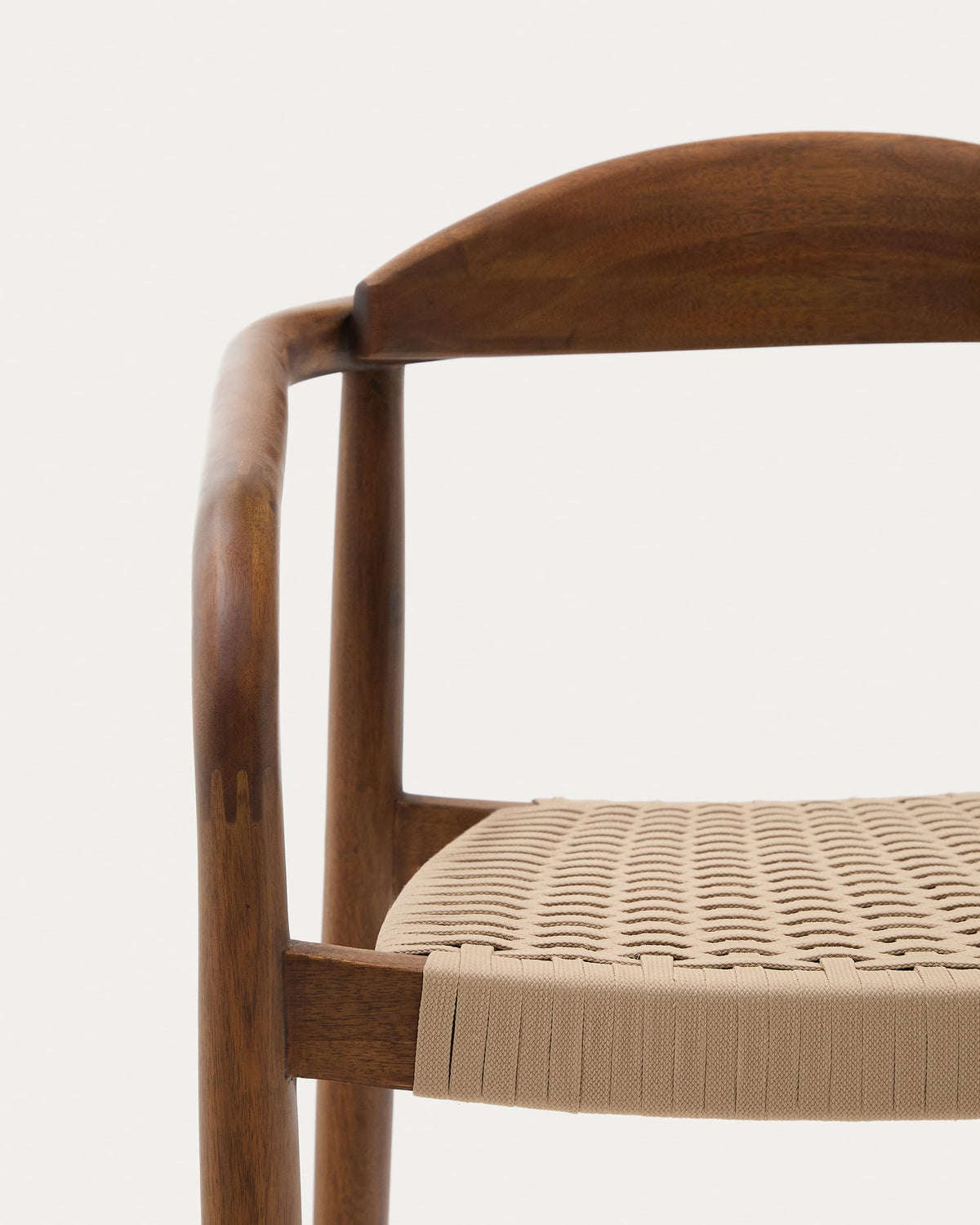 Chaise empilable Japandi en bois massif d'acacia finition noyer et corde beige - Nina
