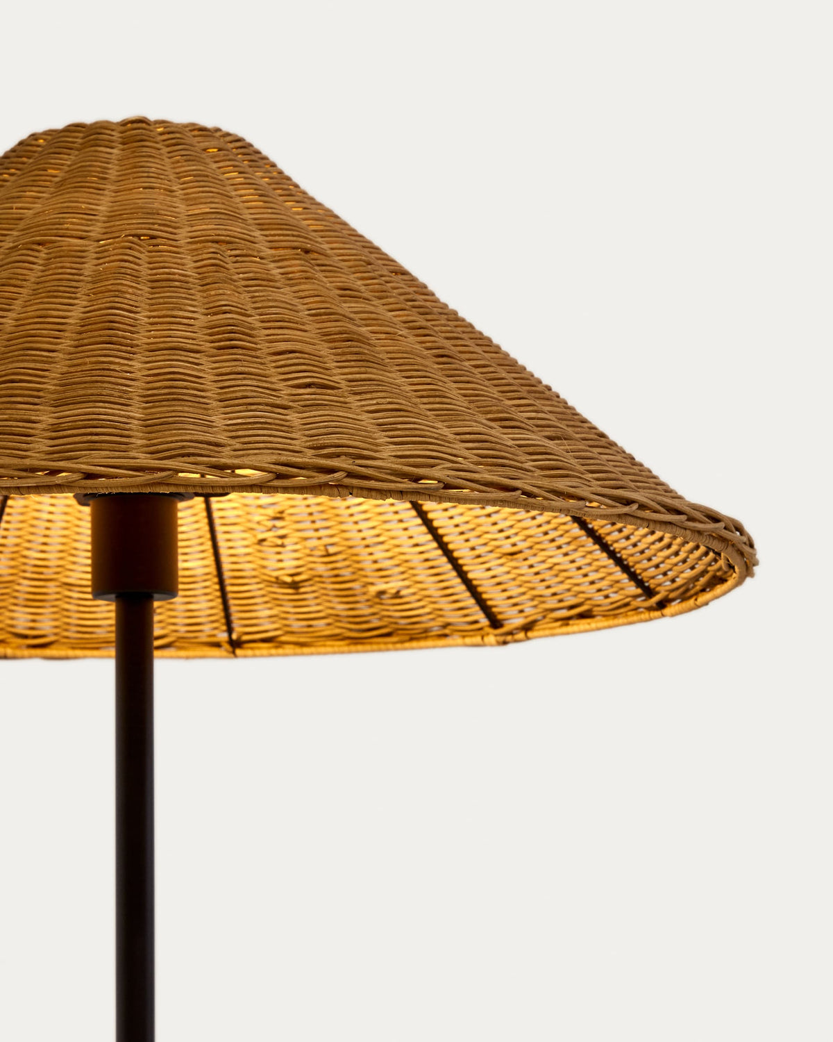 Lampadaire Japandi en rotin et métal avec finition peinture noire - Urania