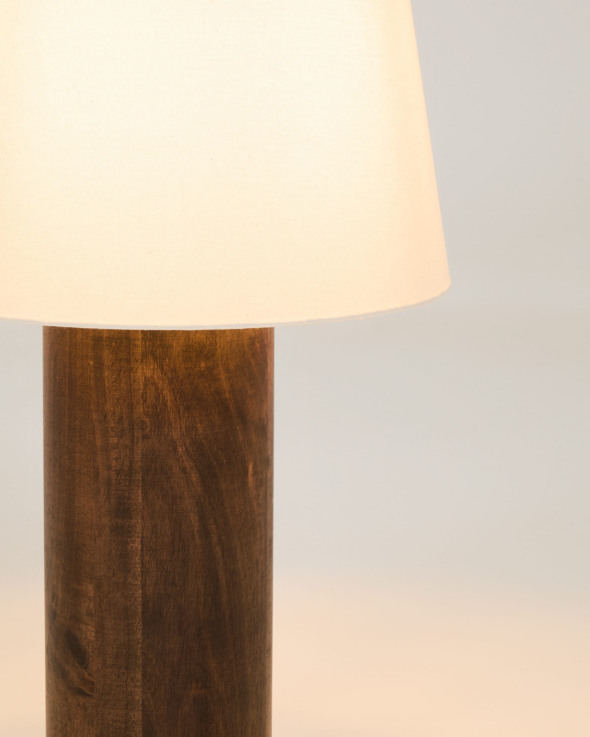 Lampadaire Japandi en bois d'hévéa avec finition foncée - Marga
