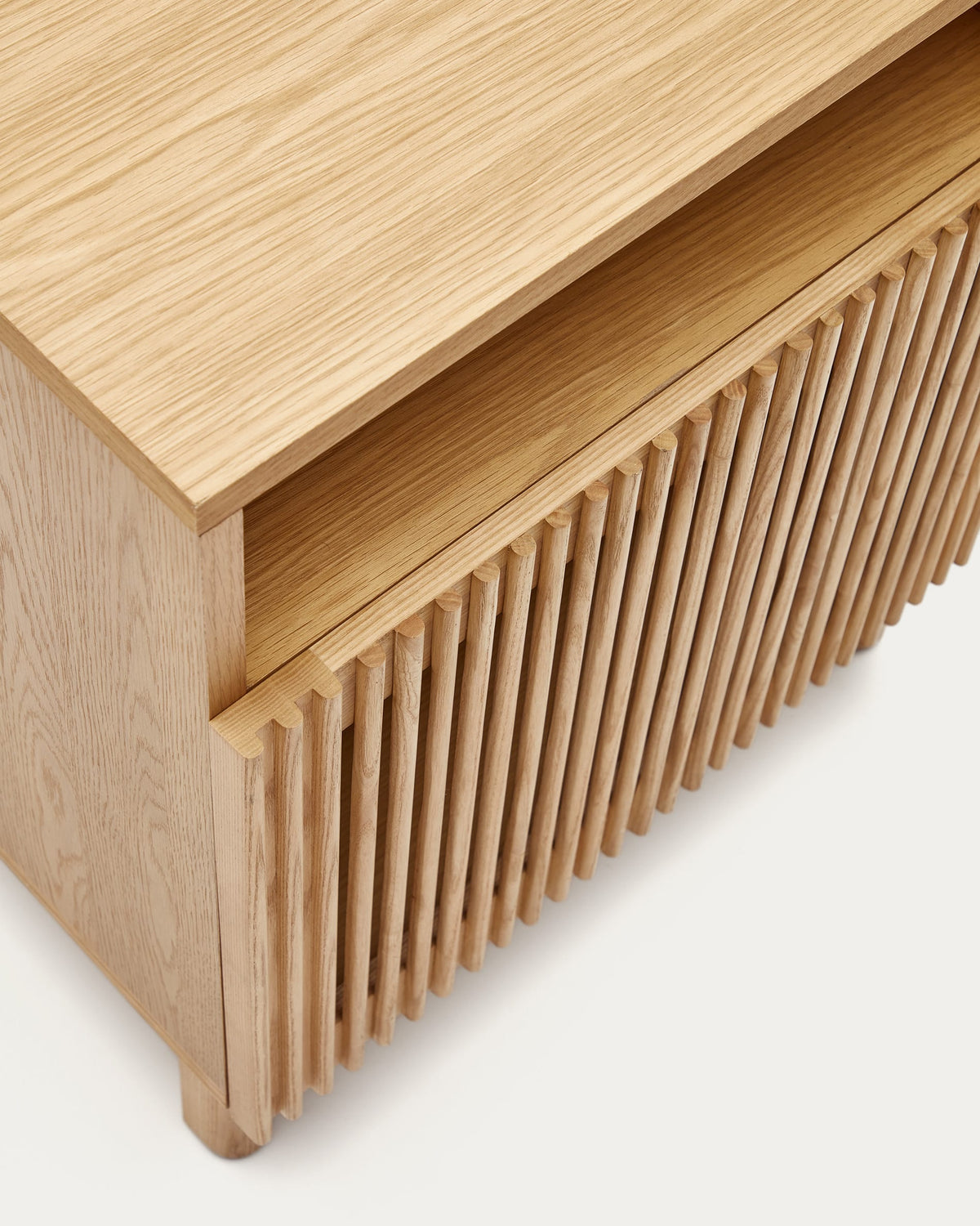 Table de nuit Japandi en bois de frêne et placage de chêne 53 x 62 cm - Beyla