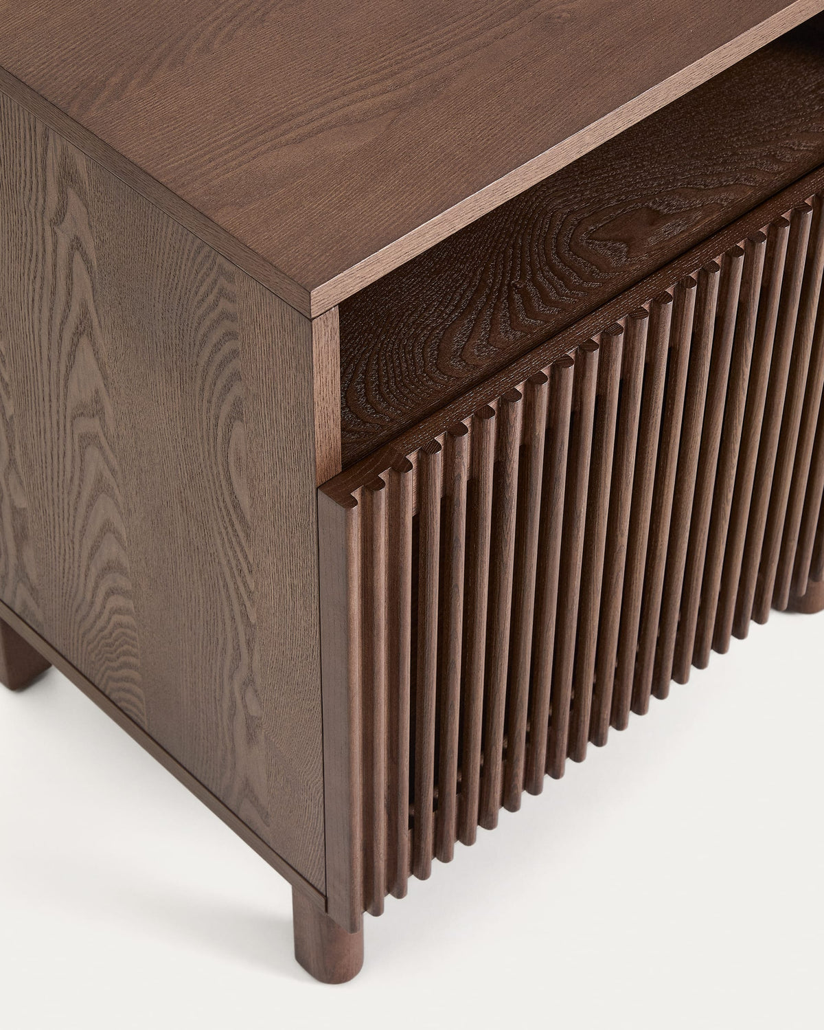 Table de nuit Japandi en placage et bois de frêne finition ton noyer 53 x 62,5 cm - Beyla