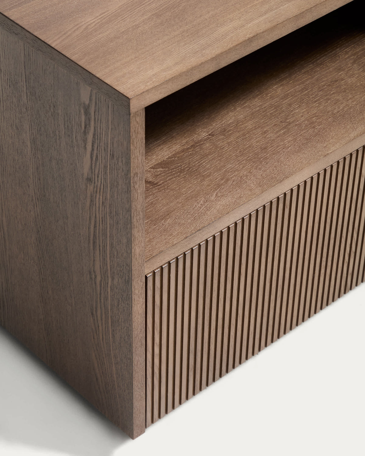 Table de nuit Japandi en placage de frêne finition ton noyer 60 x 52 cm - Helvine