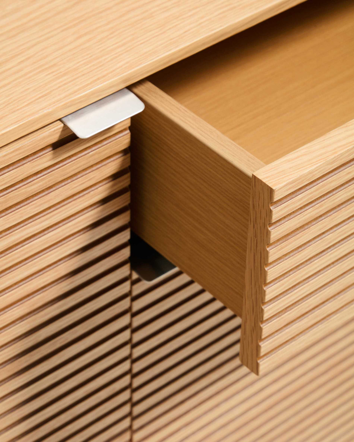Buffet Japandi 4 portes et 2 tiroirs en placage de chêne finition naturelle 194,5 x 78 cm - Norlen