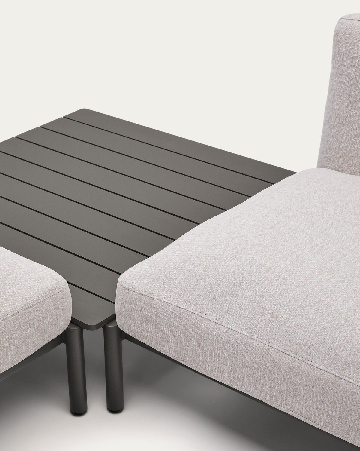 Canapé d'angle modulable d'extérieur Japandi 4 places revêtement beige et aluminium gris accompagné d'une table en teck 353 x 316,5 cm - Sorells