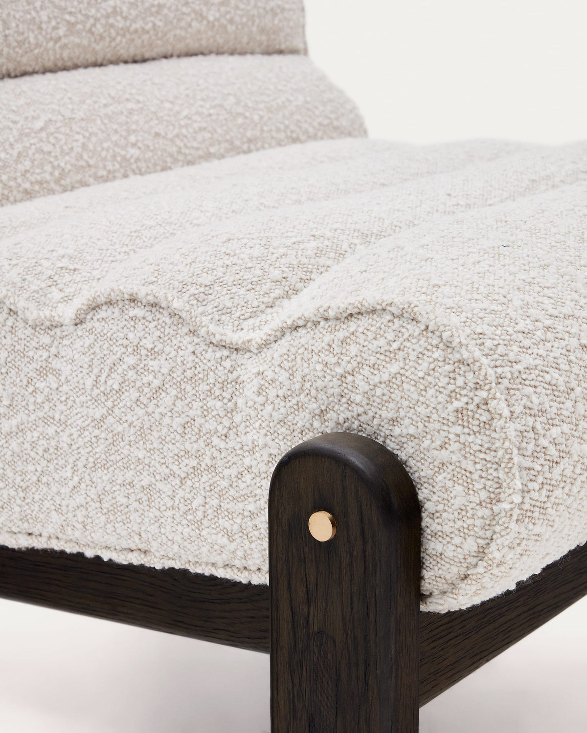 Fauteuil Japandi à bouclette blanc et en bois de chêne avec finition foncée - Magira