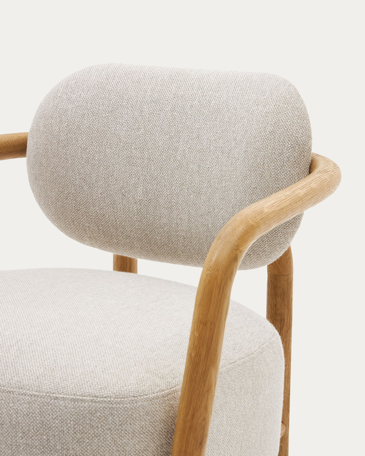 Fauteuil Japandi beige en bois de chêne avec finition naturelle - Melqui