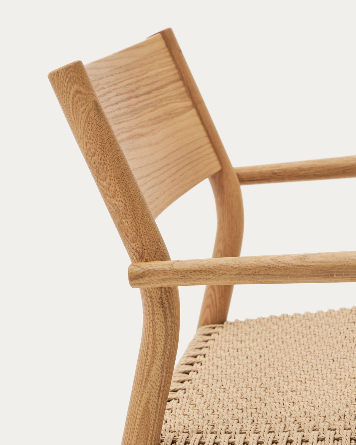 Fauteuil Japandi en bois de chêne massif avec finition naturelle et assise en corde de papier - Yalia