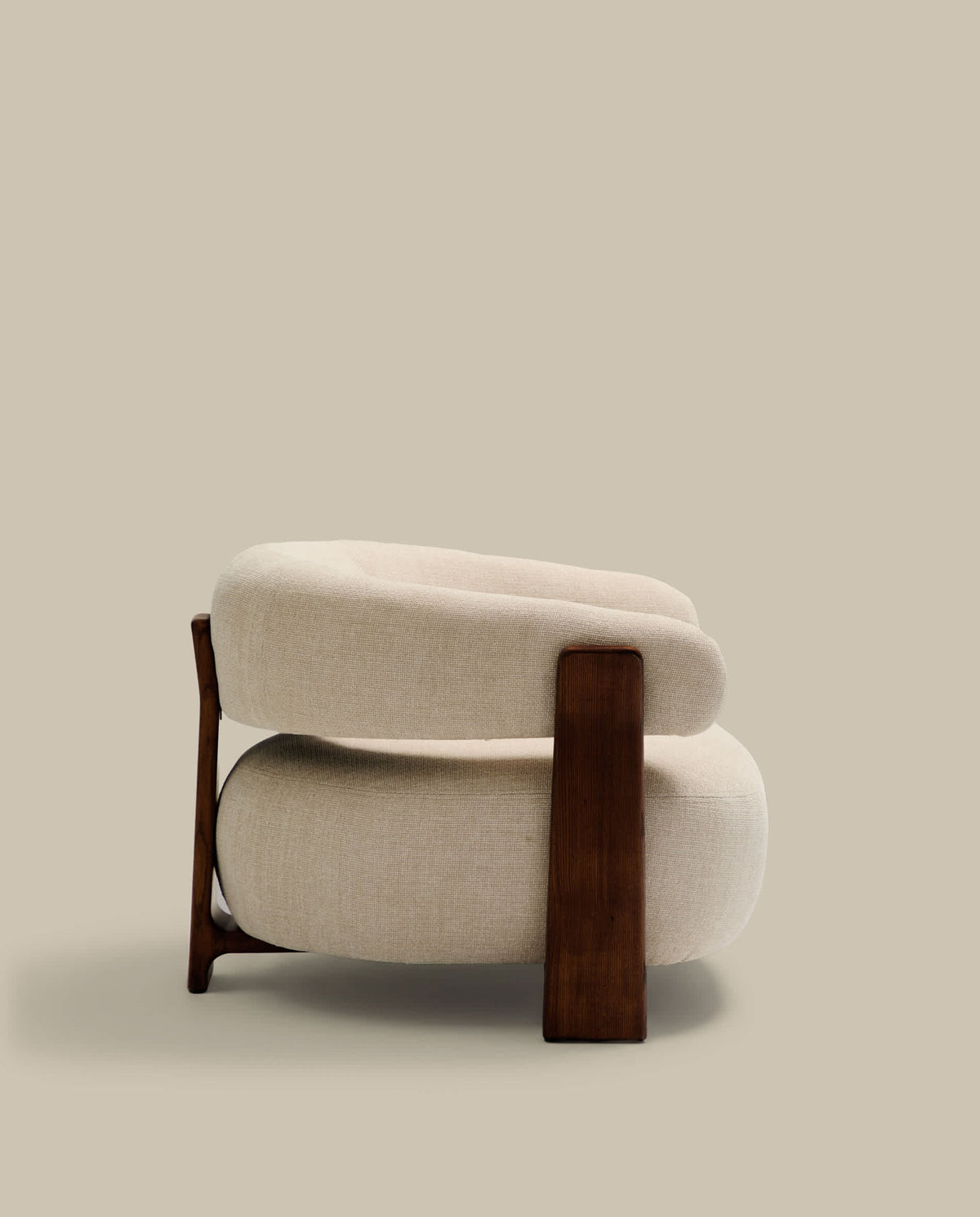Fauteuil Japandi en tissu chenille beige et pieds en bois de frêne finition noyer - Granite