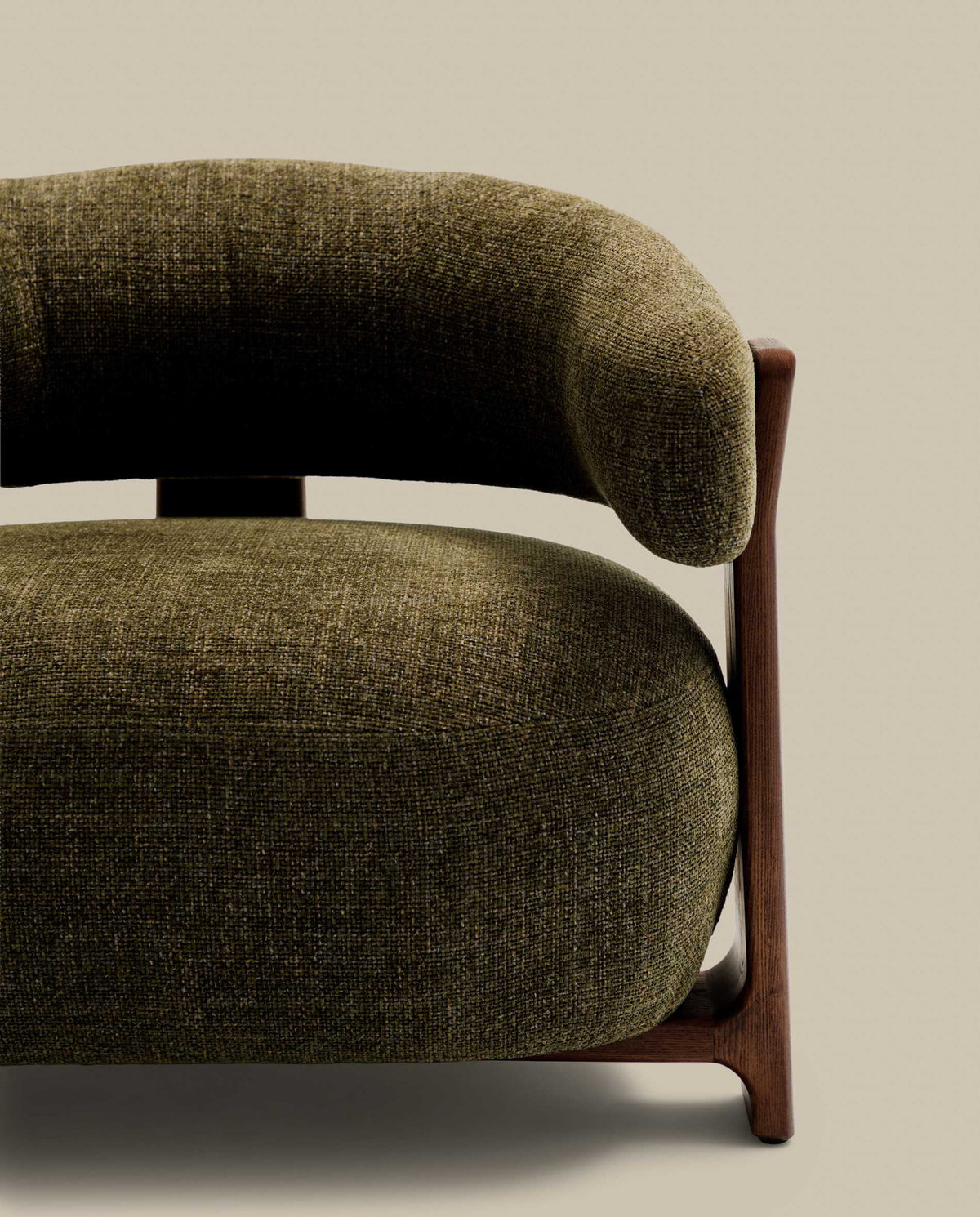 Fauteuil Japandi en tissu chenille vert et pieds en bois de frêne finition noyer - Granite