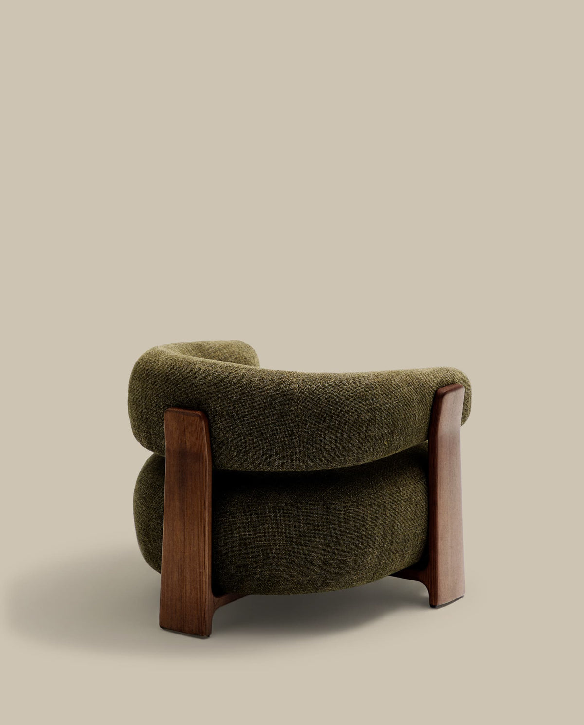 Fauteuil Japandi en tissu chenille vert et pieds en bois de frêne finition noyer - Granite