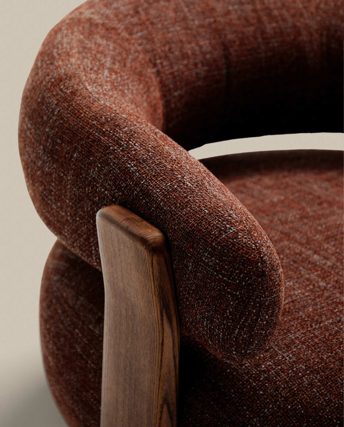 Fauteuil Japandi en tissu chenille marron et pieds en bois de frêne finition noyer - Granite