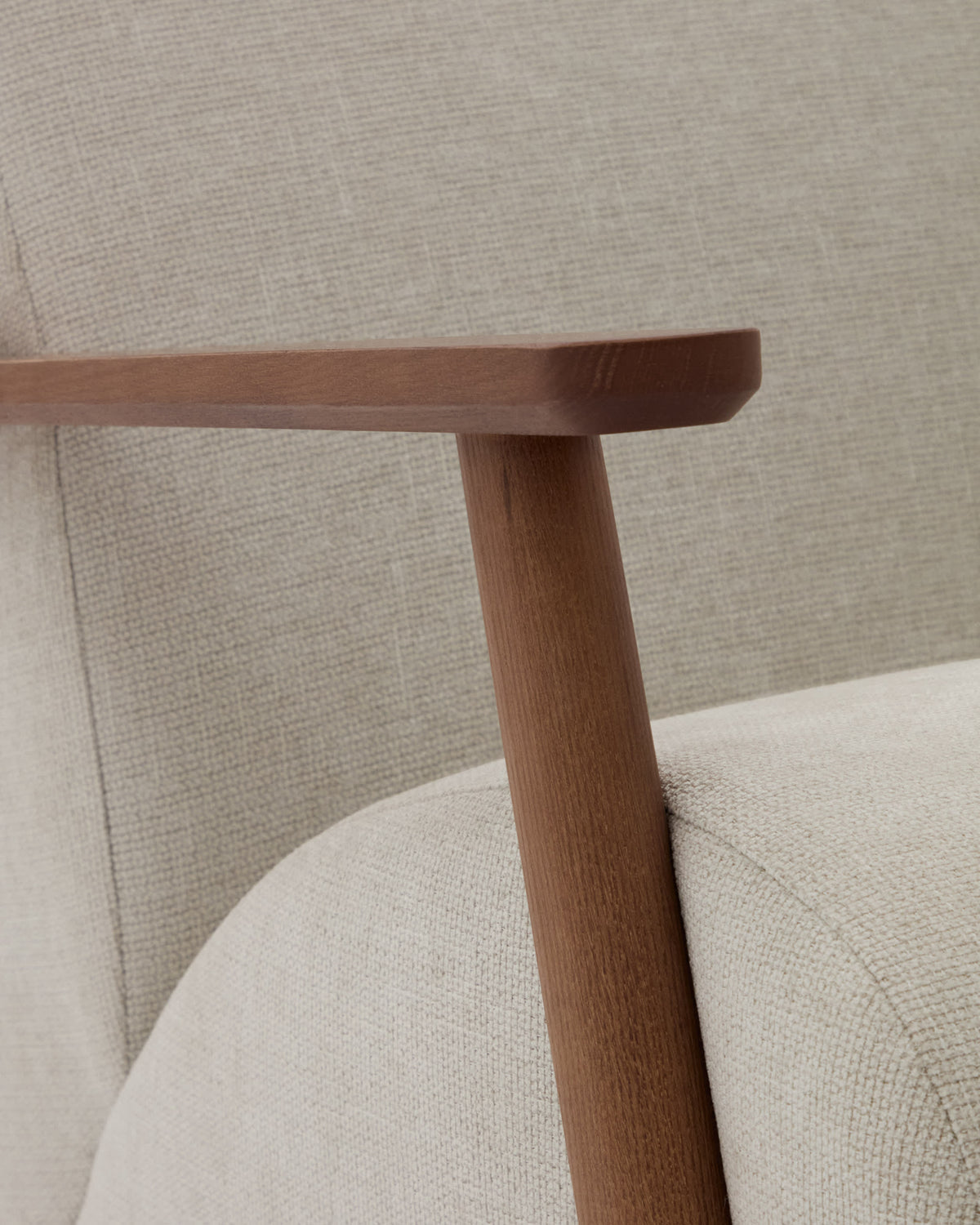Fauteuil Japandi en chenille perle et bois de frêne finition noyer - Meghan