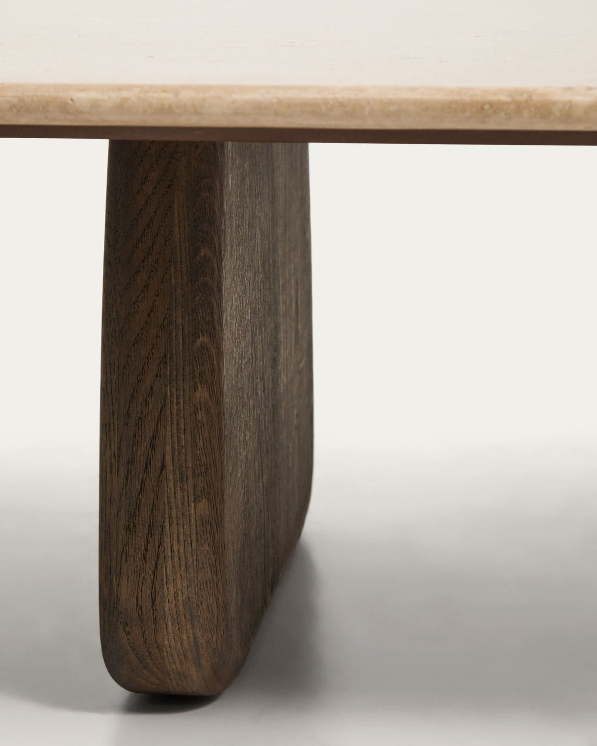 Table basse Japandi en travertin beige et pieds en bois de chêne avec finition foncée 147 x 65 cm - Pirita