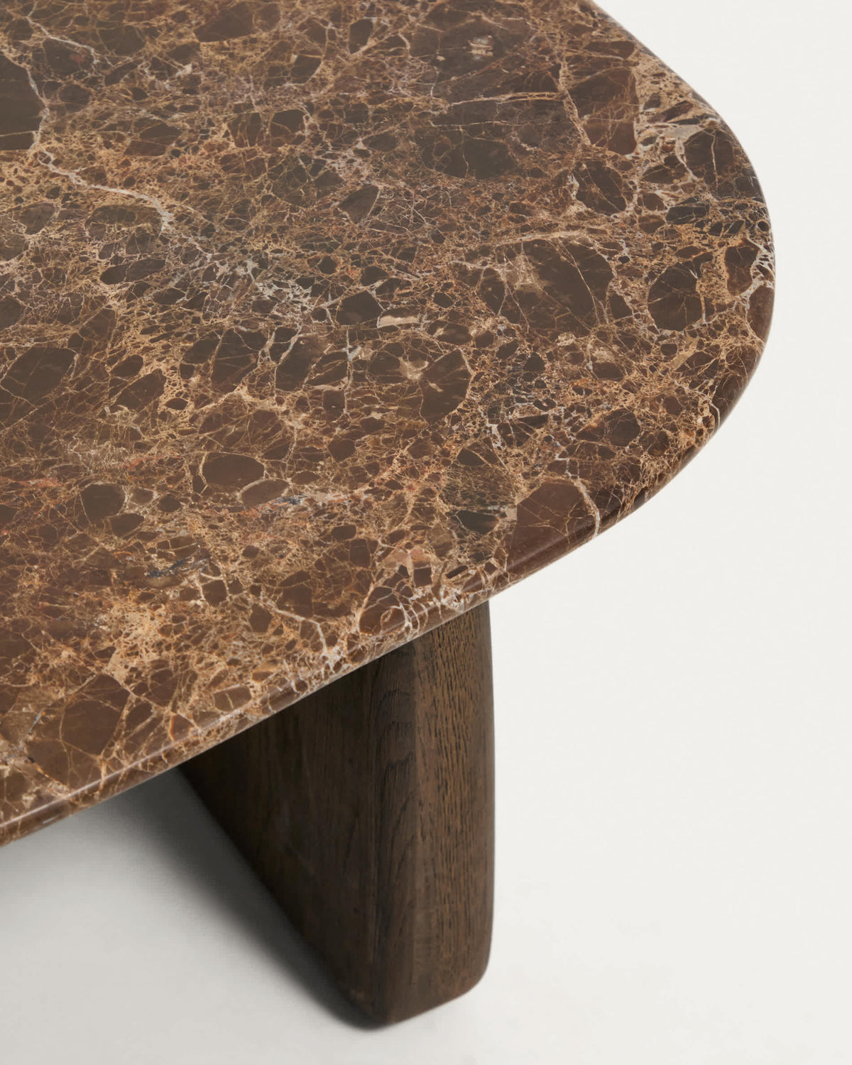 Table auxiliaire Japandi en marbre marron et pieds en bois de chêne avec finition foncée 71 x 70 cm - Pirita