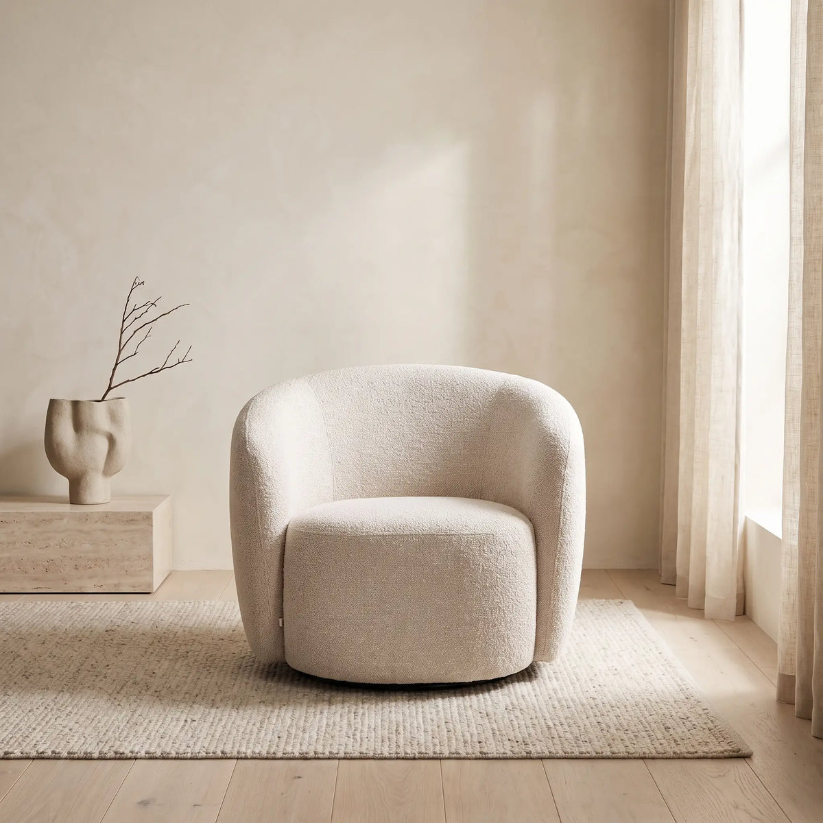 Fauteuil pivotant Japandi en micro bouclé beige - Odenia