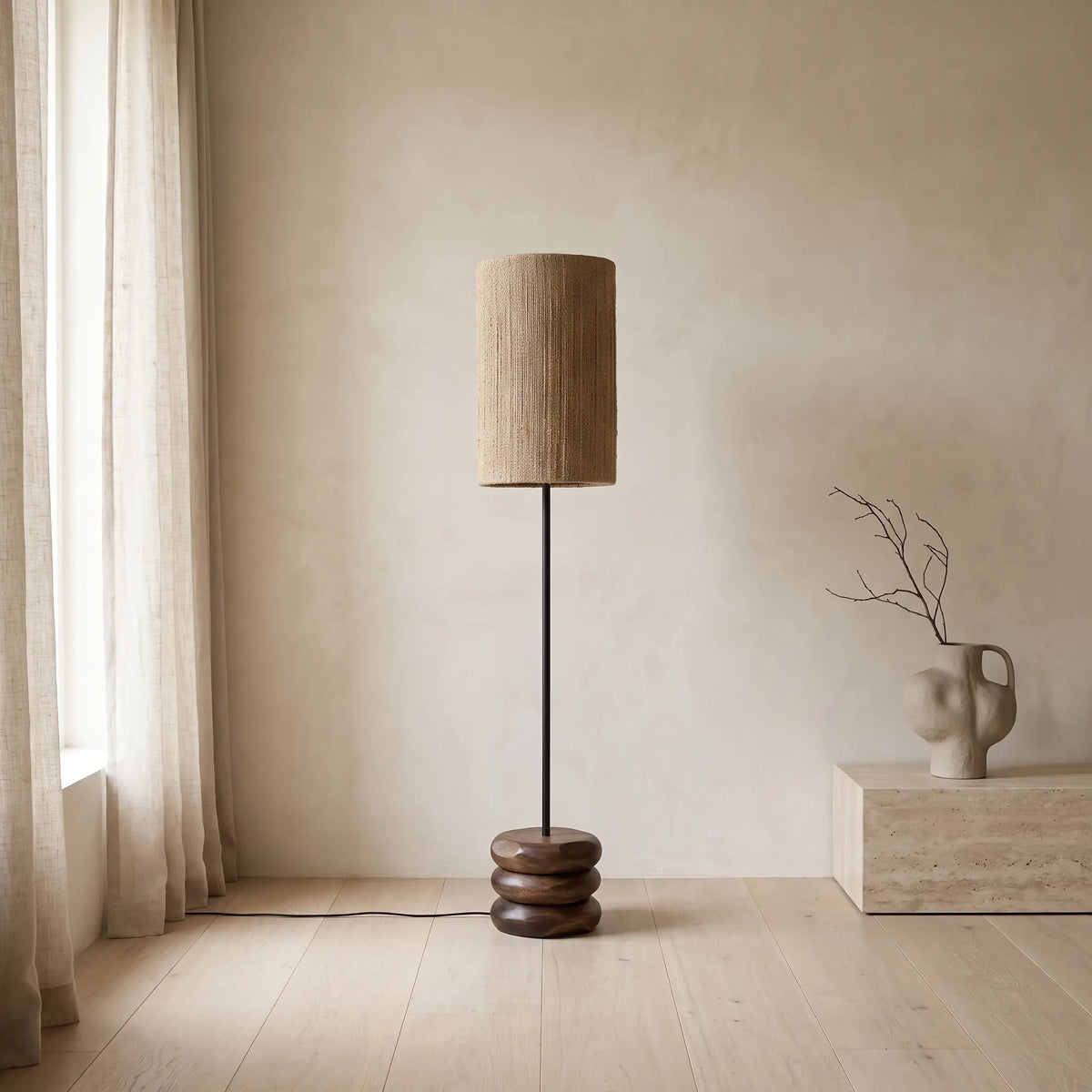 Lampadaire Japandi en bois d'acacia finition foncée et jute - Kor