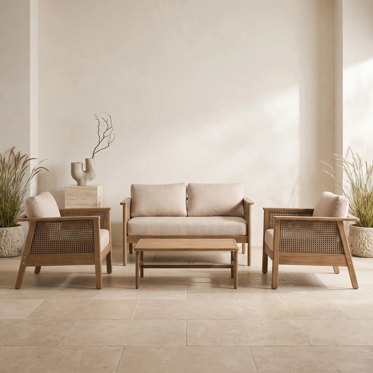 Ensemble Japandi composé d'un canapé 2 places, de 2 fauteuils et d'une table basse en bois d'acacia - Alabe